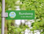 Wegweiser mit dem Logo des Naherholungsparks Grüner Bremer Westen