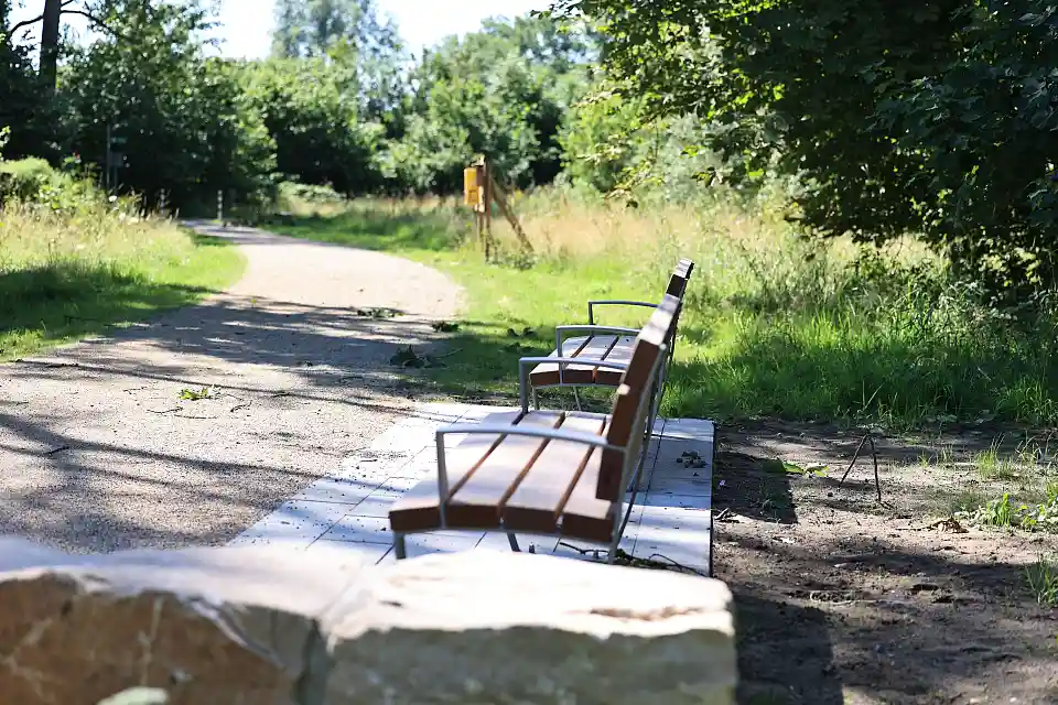 Bankpl&auml;tze entlang des Rundwegs