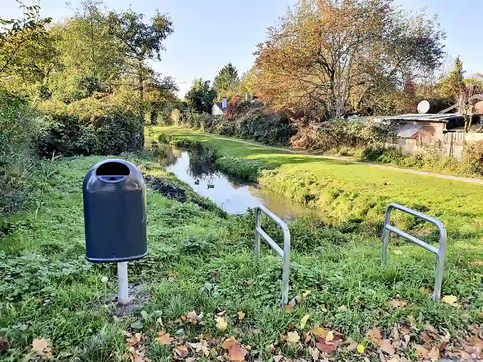 Neuer Abfalleimer und Fahrradb&uuml;gel am Meierskamp/Hohweg &copy; H&uuml;botter