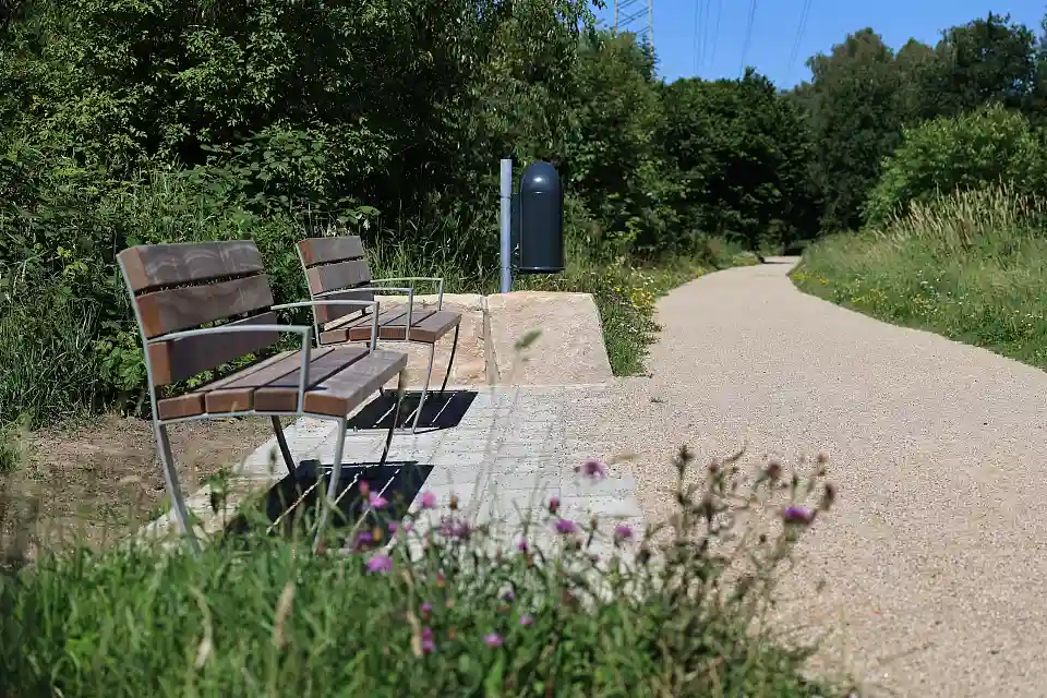 Bankplatz am Weg entlang des Maschinenfleets