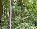 Wegweiser mit dem Logo des Naherholungsparks Grüner Bremer Westen